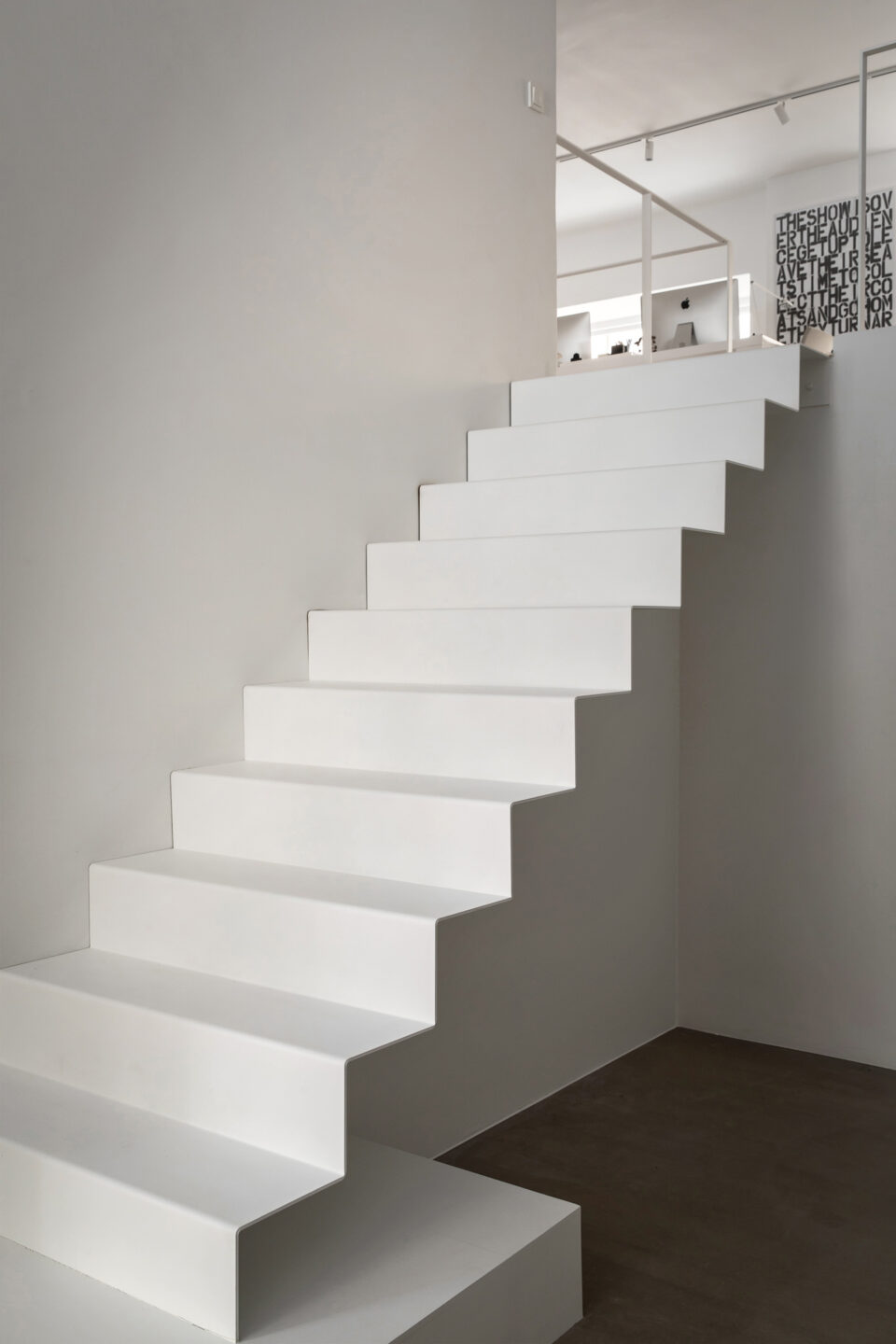 Vit ståltrappa - Smidesrum